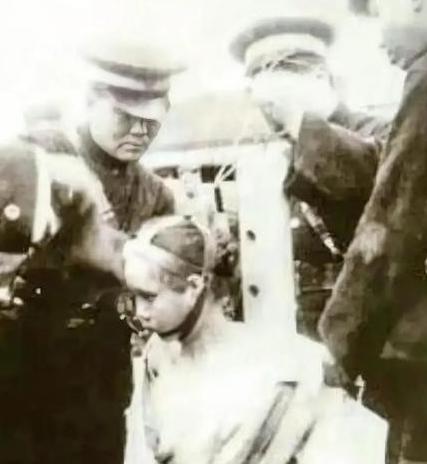 1927年，民国时期“裸刑”处决现场，一名赤身裸体跪着一名女子，旁边是几个正在行