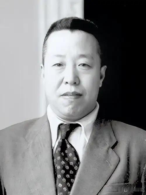 照片中的人名叫俞大维是国际公认的弹道专家，被誉为“兵工之父”。他曾任国民政府军