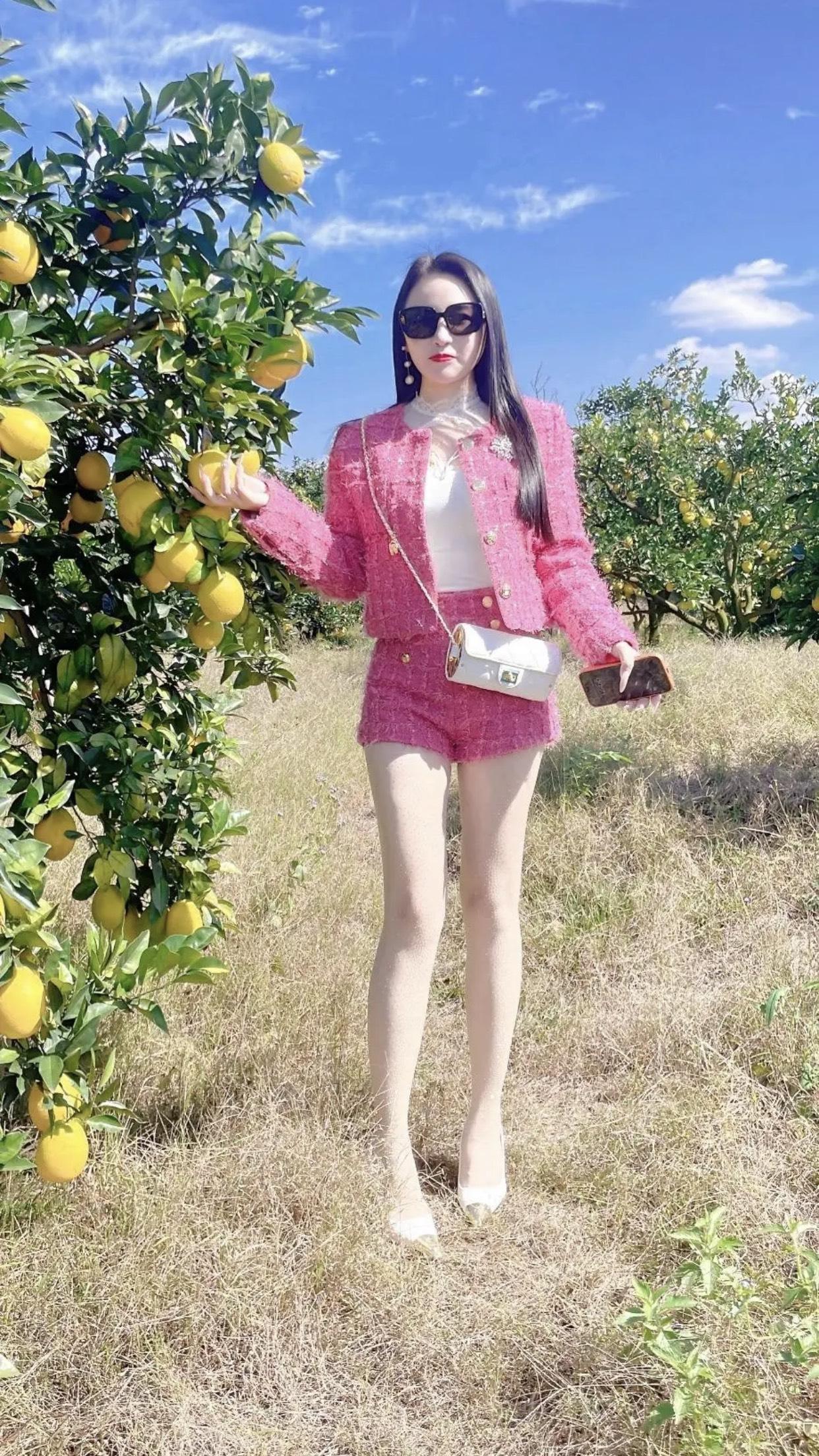 怎样才能把女生拍出清纯的感觉阳光下的少女与橘子树，甜美瞬间定格！🍊🌞