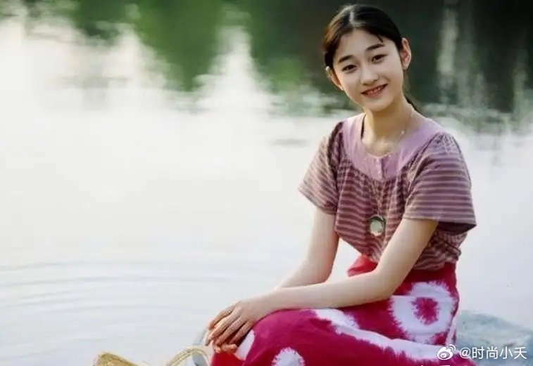 早期的李小冉确实很惊艳，肤白貌美大曲线。难不怪男人会为了她拼命！