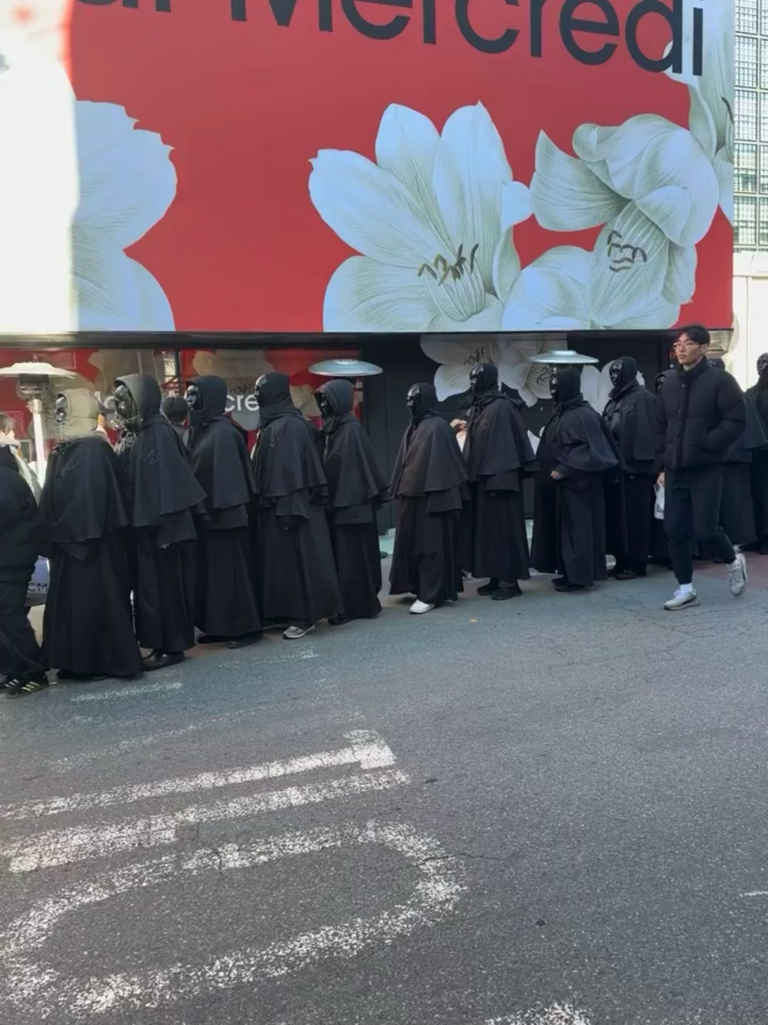 网友偶遇EXO回归宣传，有种诡异的抽象感🙊🙊🙊哈哈哈哈哈哈哈哈哥几个不会藏