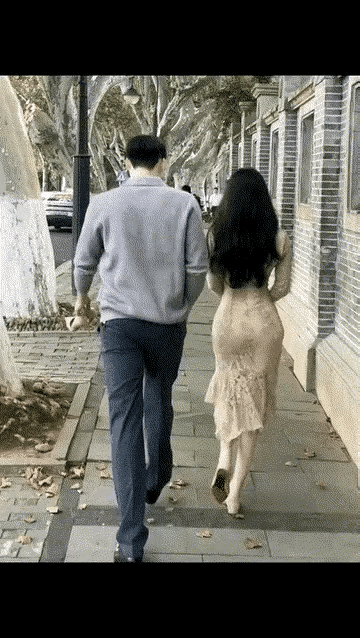 这么走路不怕把腰扭了吗？