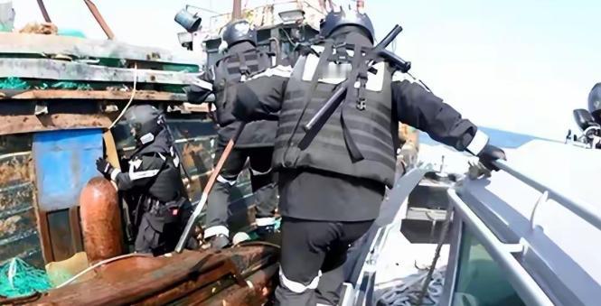 人命关天！韩国海警扣押中国渔船，一名中国船员身亡！5月9日，韩国海岸警卫队周