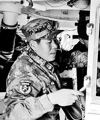 2013年，一场坦克实兵演习激战正酣，场外一观战的普通士兵，突然闯进指挥所大喊：