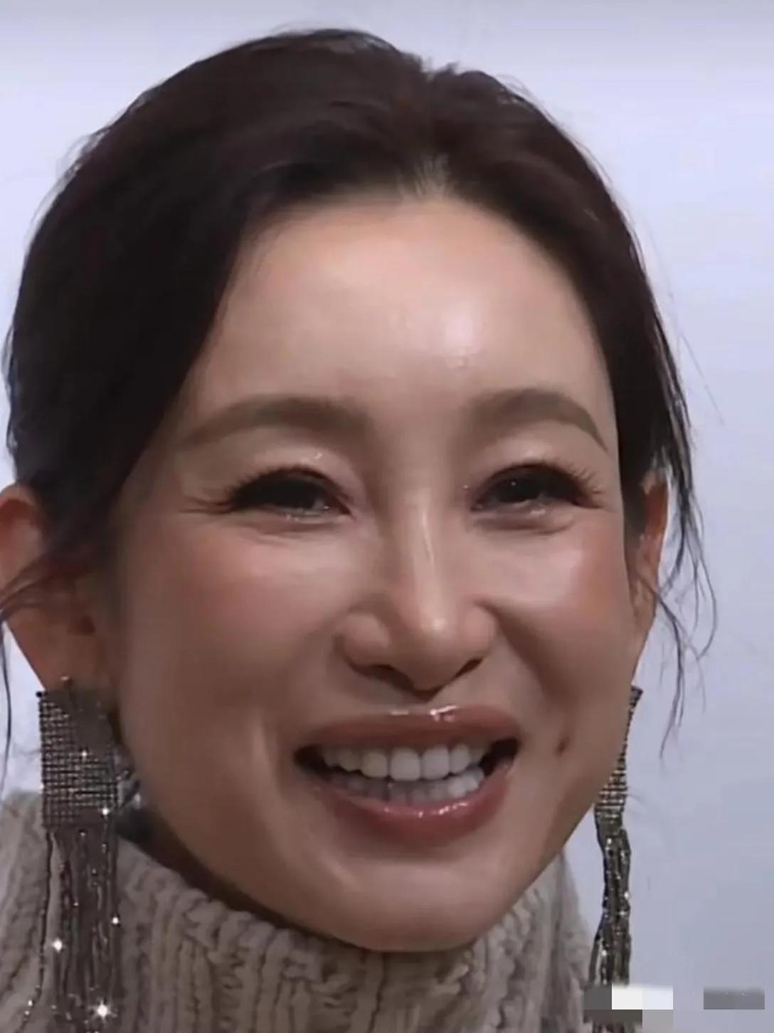 秦海璐高清怼脸拍：虽然妆容精致，齿如珠贝但皮松肉垮，脸长额鼓，眼周皱纹粗粝，法令