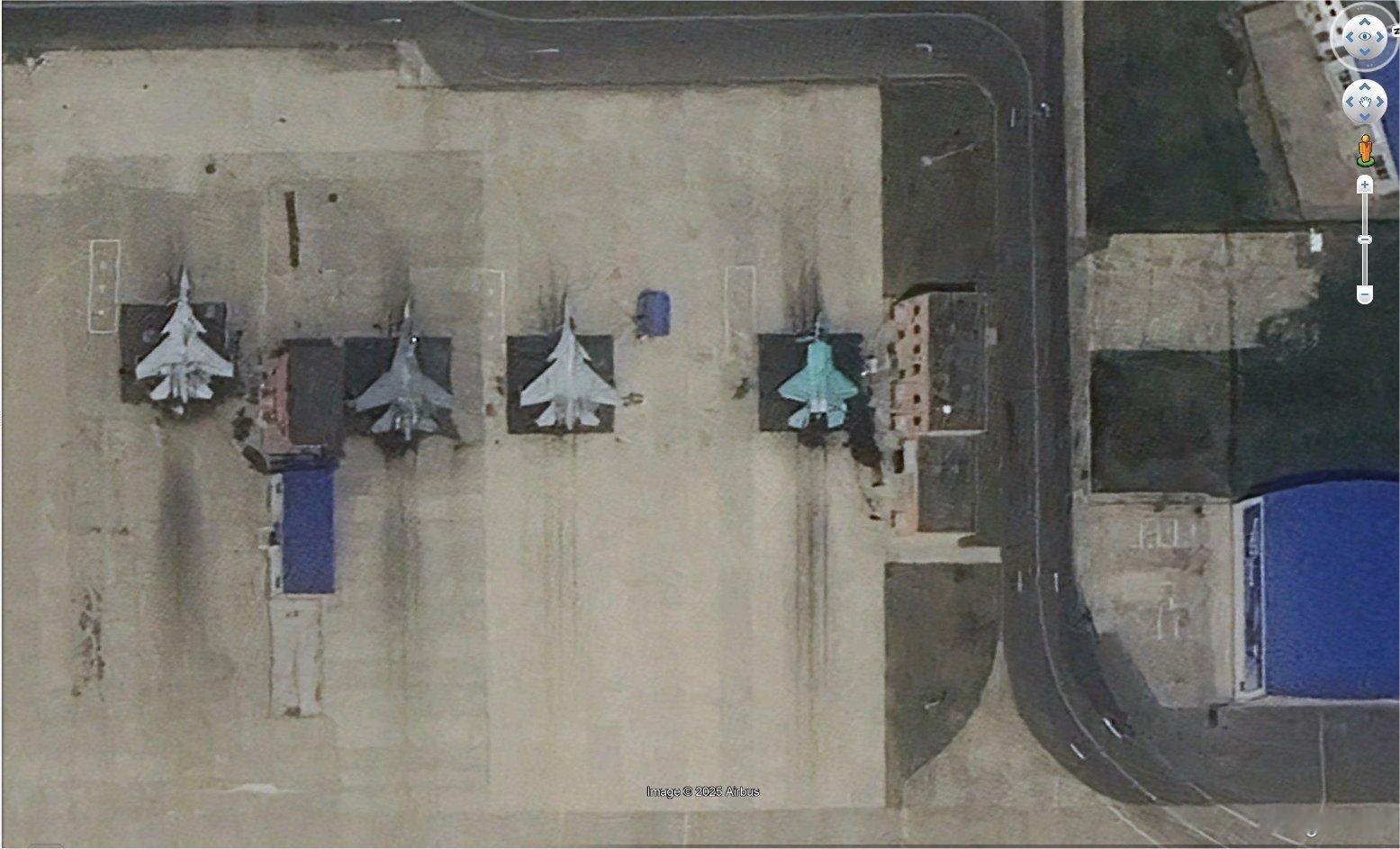 北方某地试验机场的高清卫星图[抠鼻]J15T、J16、J35A一字排开，不知什