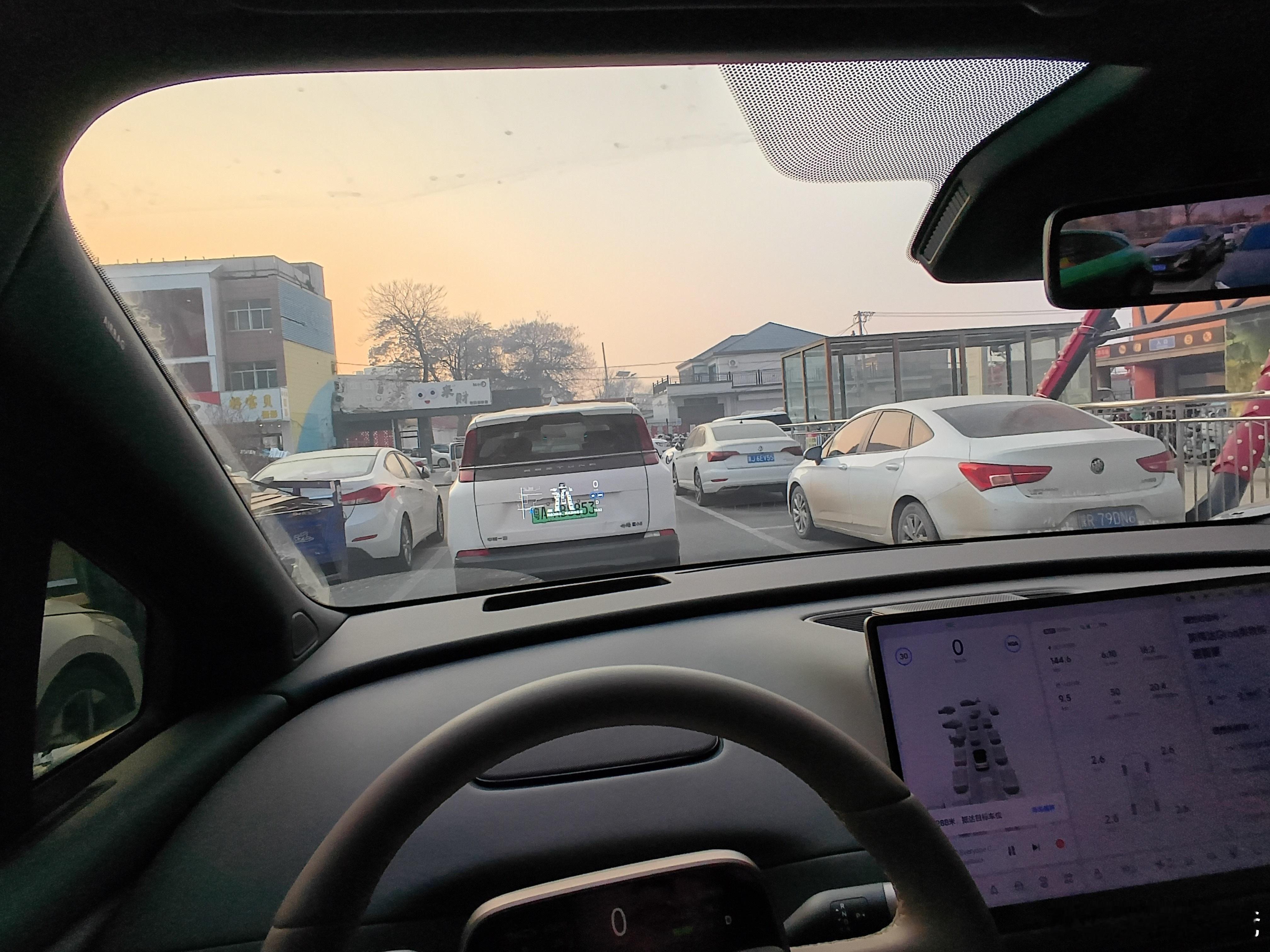 今天早晨真的是巨闹心，出门堵车手腕疼的没法打方向于是用NOA，然后被被图2的