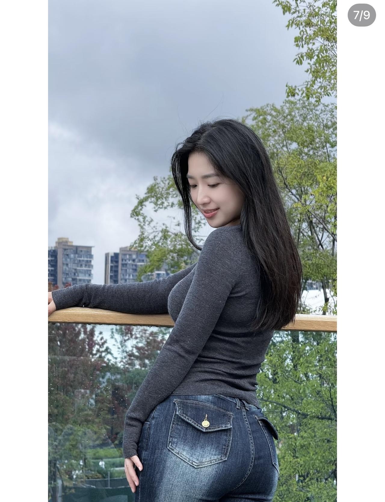 在朋友圈晒了几张图，结果好多人都吐槽我怎么变得这么胖，我很胖吗？本来挺自信的，突