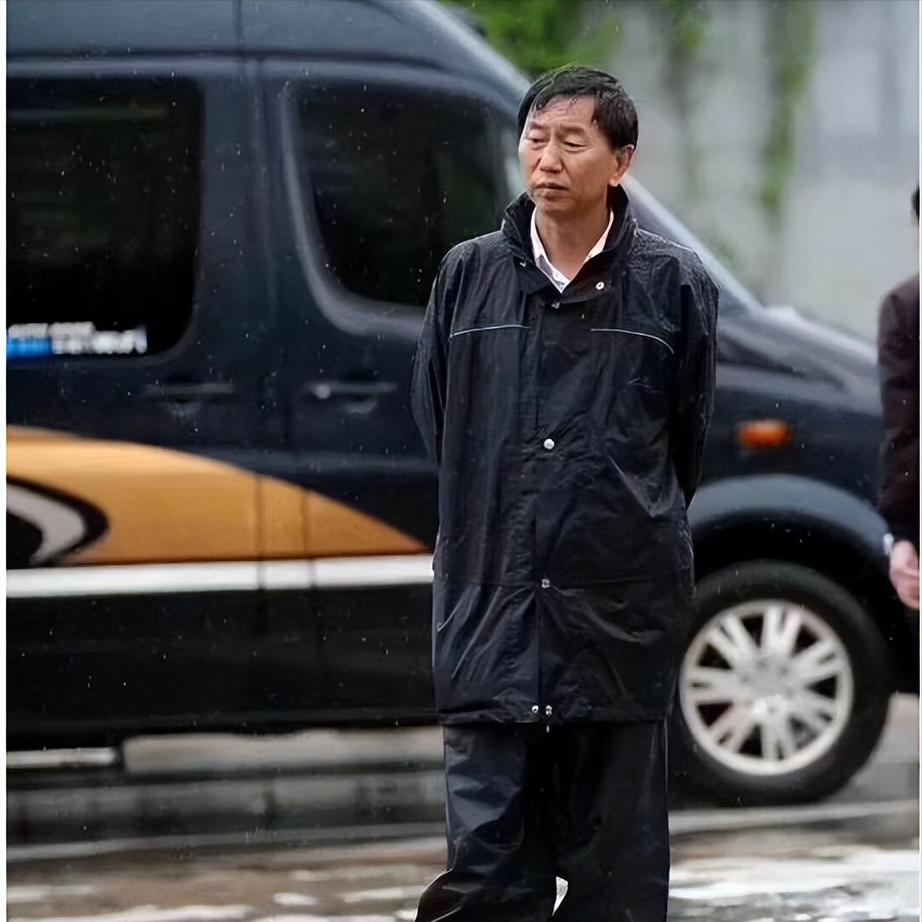 1993年，36岁的耿彦波一上任，就斥资5000万重修了一个破院子，当地