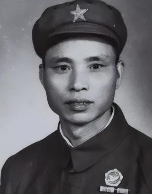 1951年，一位志愿军战士拿着刚缴获的美式重机枪，向敌人射击却发现怎么都打不中，