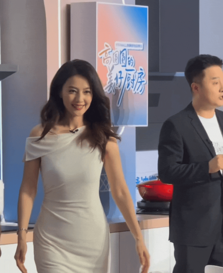高圆圆穿这种显身材的裙子真的好有魅力啊！