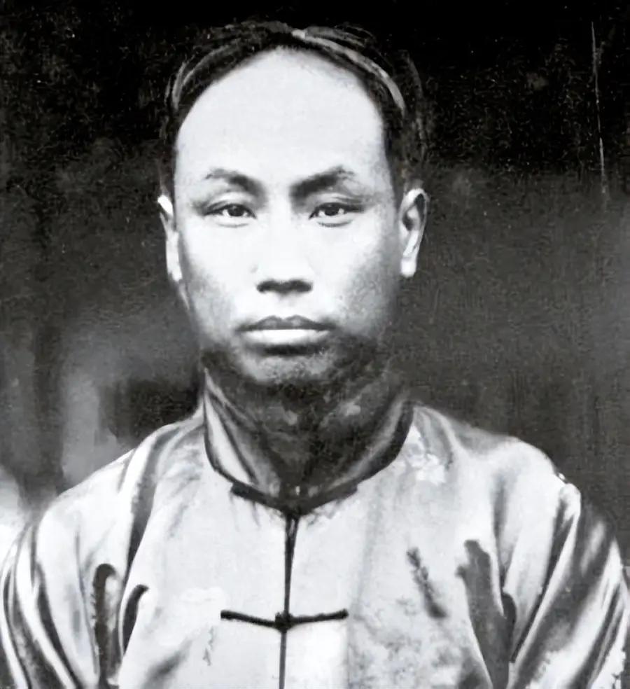 1953年，伟人来到陈独秀的家乡安庆视察。突然，伟人问工作人员：“陈独秀家还有后