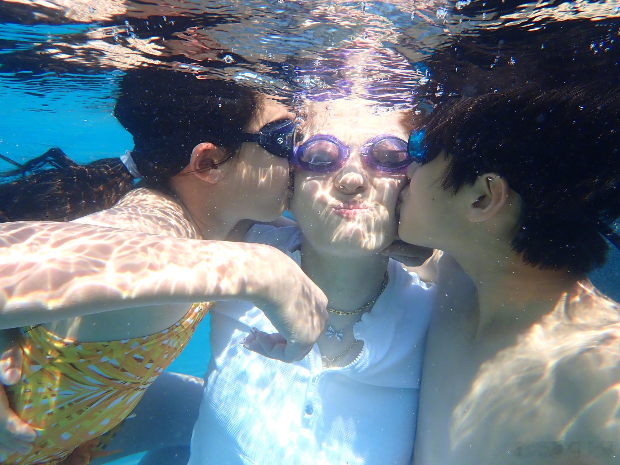 邓超晒全家水下游泳照8日，晒出一家人游泳的照片，一张是和孙俪水中合照，一张是儿