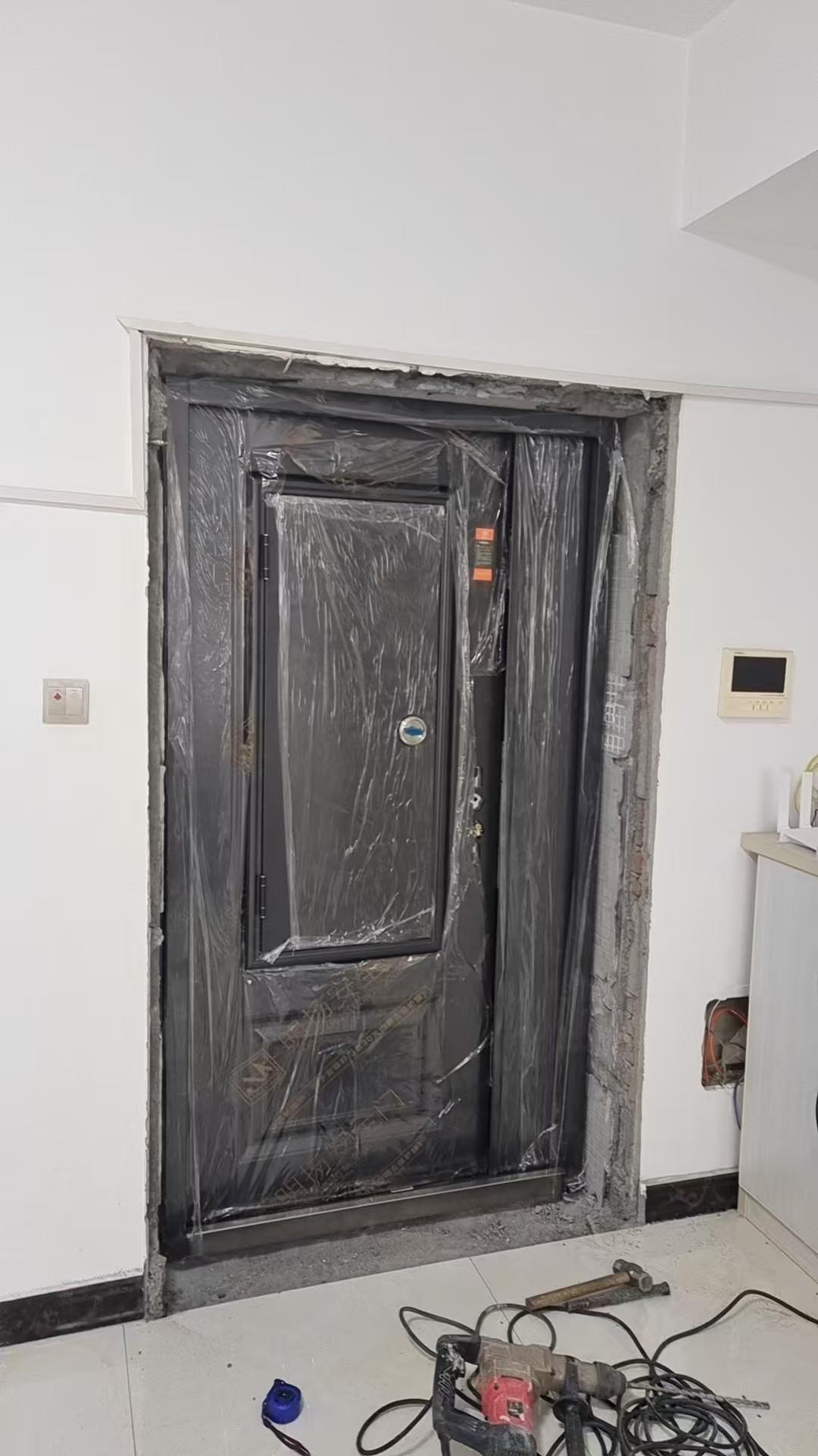 朋友家换装个入户门，被商家恶心得要命。上门量尺寸的时候，商家建议把老式的内开