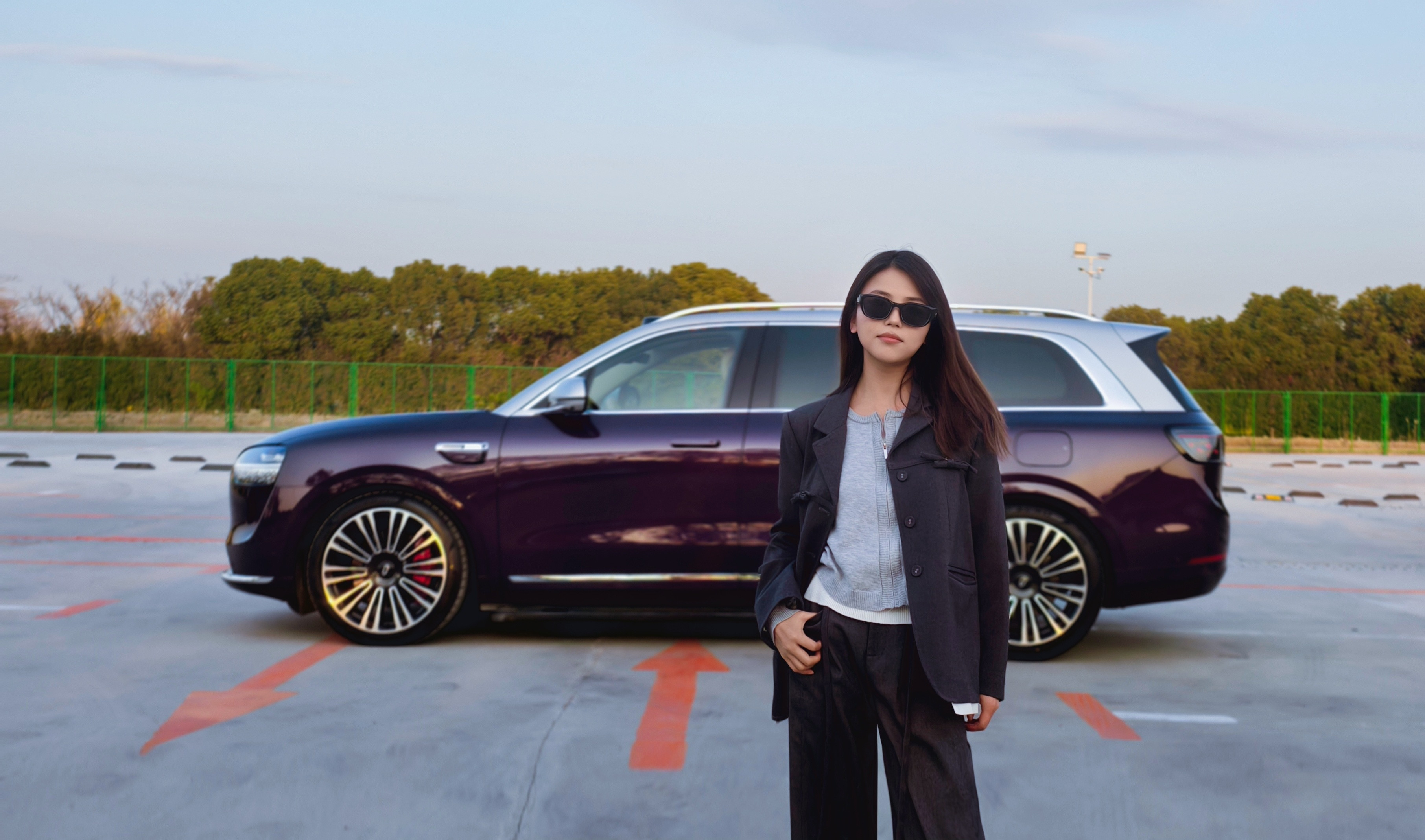 今天拍问界M9自带气场的车就是，你往旁边就这么随便一站，气质就拉起来了