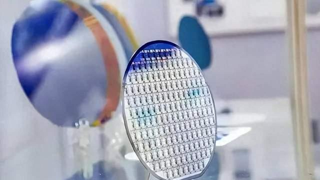 中国EUV技术突破:比ASML的EUV光刻机,转换效率提升100%