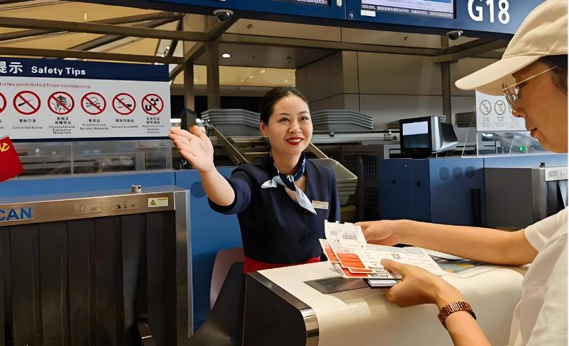 现在好了，东航已经报案了！9月28日，合肥飞大连。乘务员推餐车，一名旅客在睡
