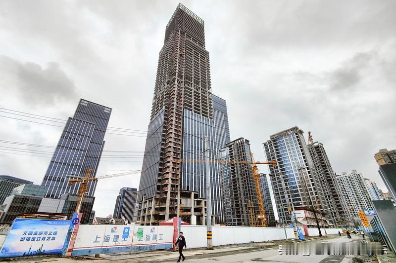 成都楼市今年还是在那继续下跌。成都楼市1月到4月里面，成都楼市的金融城板块房价