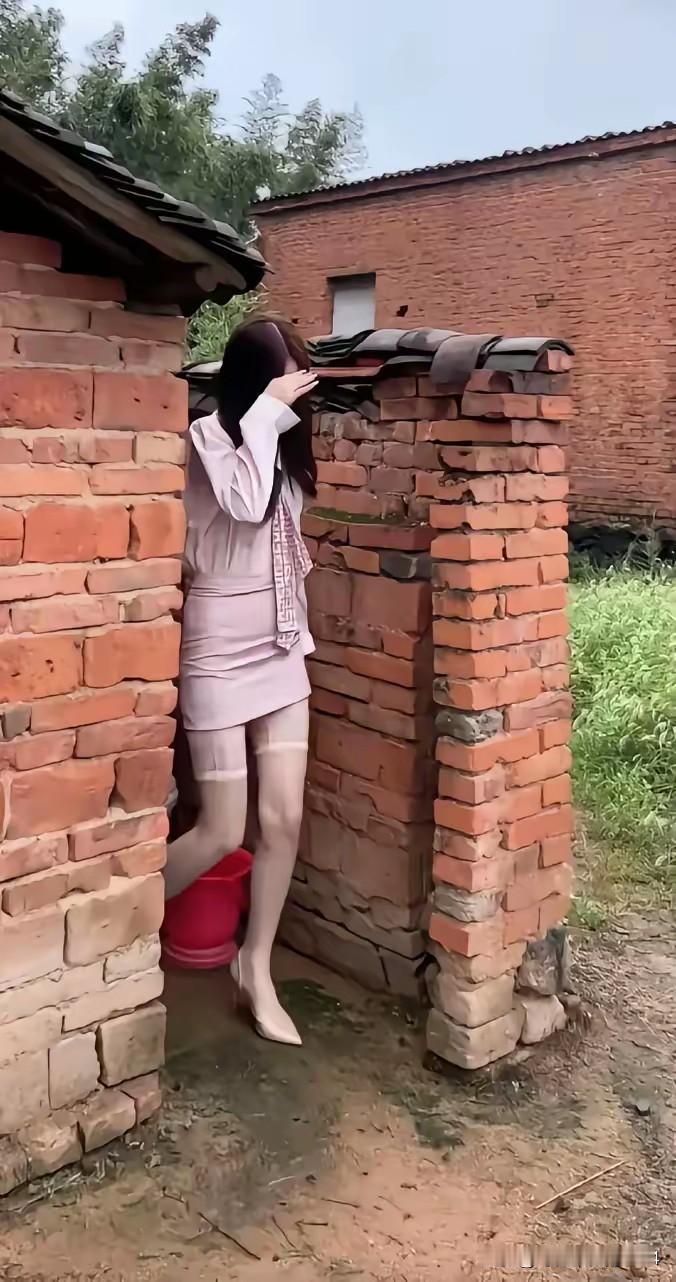 一个农村漂亮的少妇进城打工，被花天酒地的大城市所吸引，被城里的坏男人所欺骗，漂亮