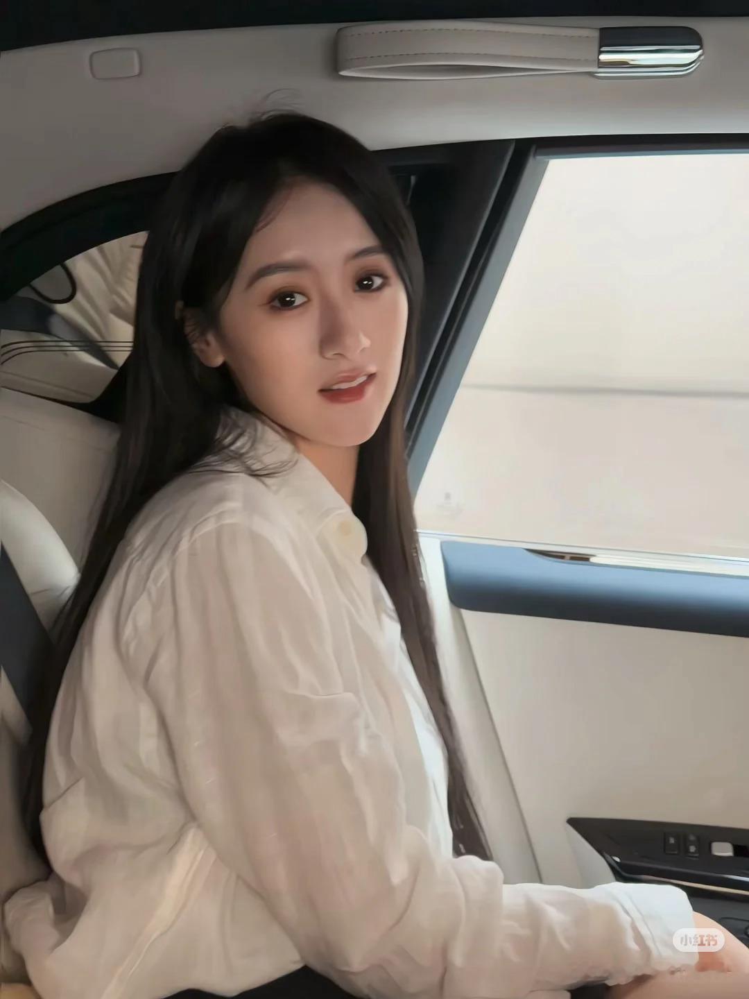 袁冰妍又营业了，看起来心情很好[扁嘴]​​​