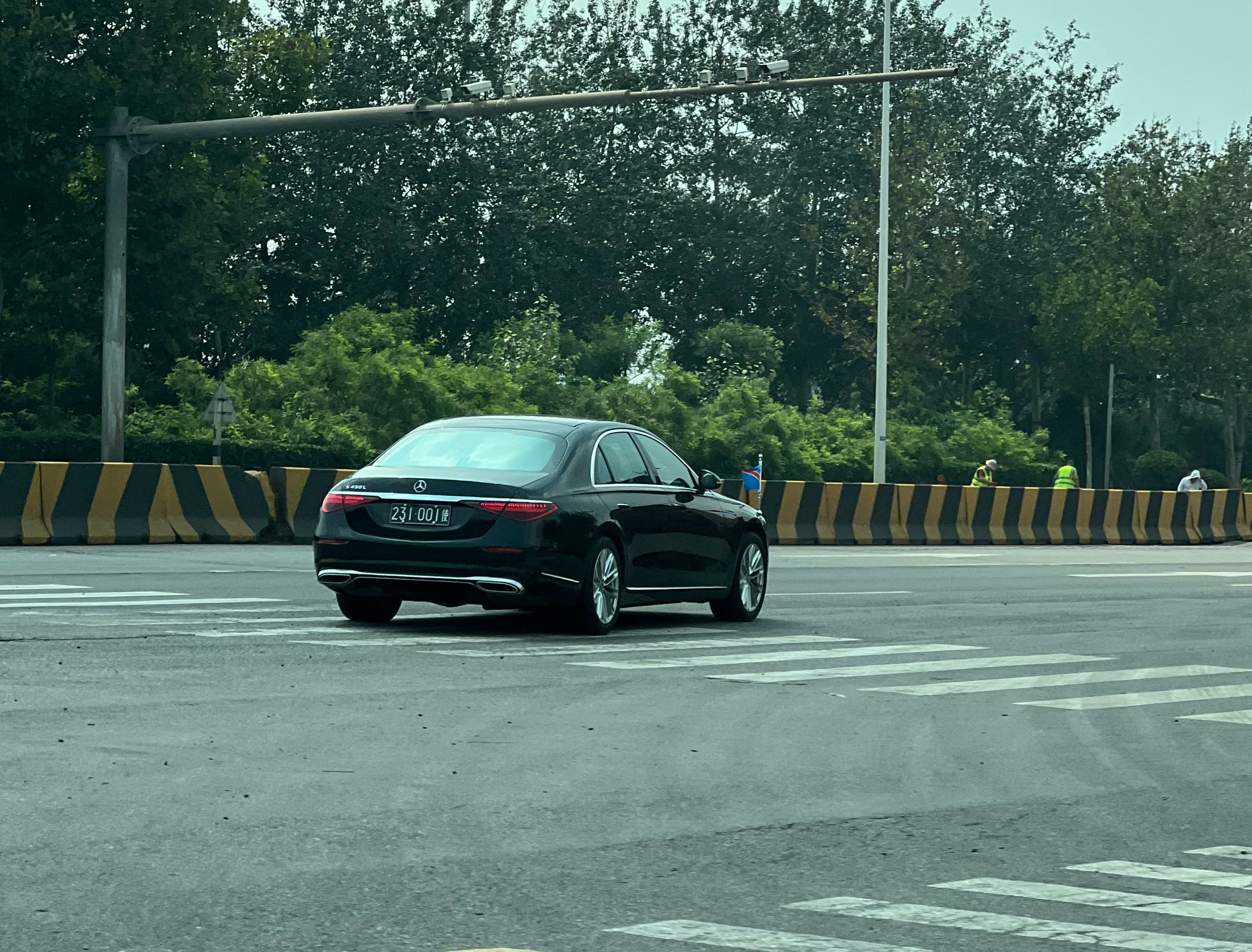 黑牌，挂国旗的奔驰S450L这味道忽然就不一样了​​​