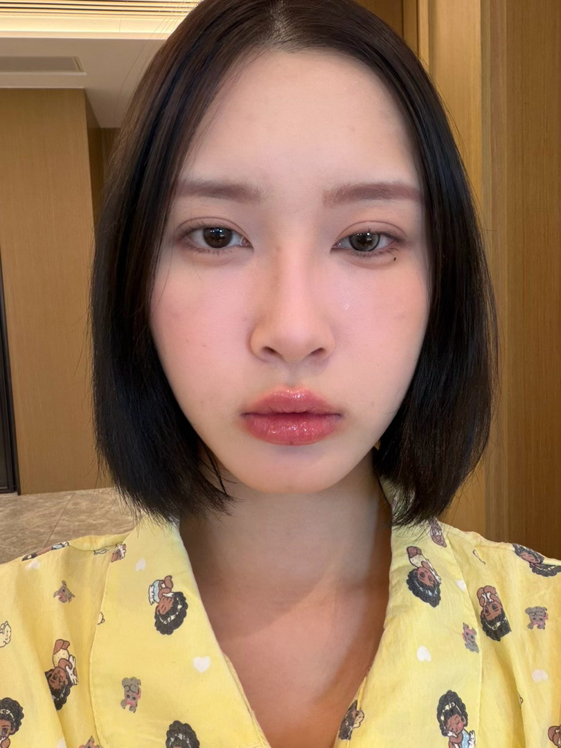 我拍试色拍到一半突然发现我的脸肿了有点像蜜蜂狗那个表情包​​​