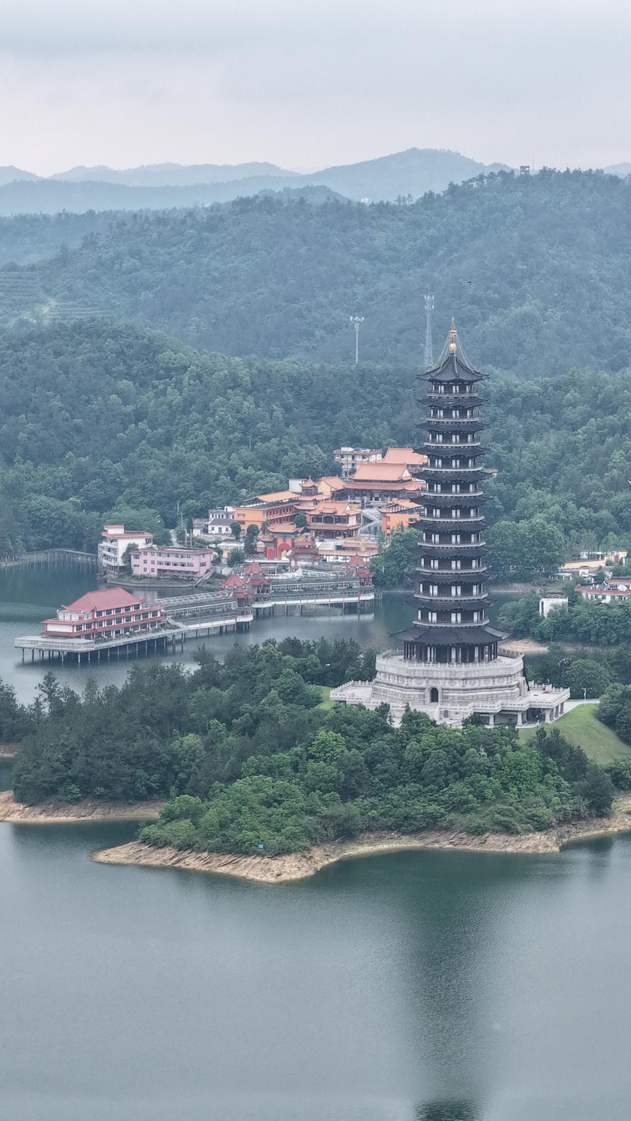 新洲道观河：万佛塔与报恩禅寺的同框之美新洲道观河风景区，藏着一幅禅意与山水交融