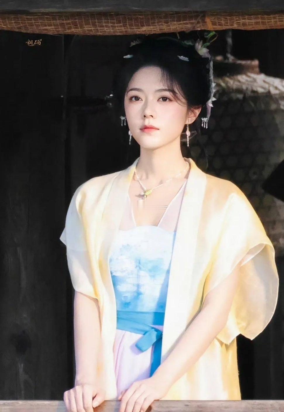 赵今麦《一念江南》楚听雨全新古装路透惊艳亮相，这套奶黄色轻薄外衫搭配蓝白晕染内搭