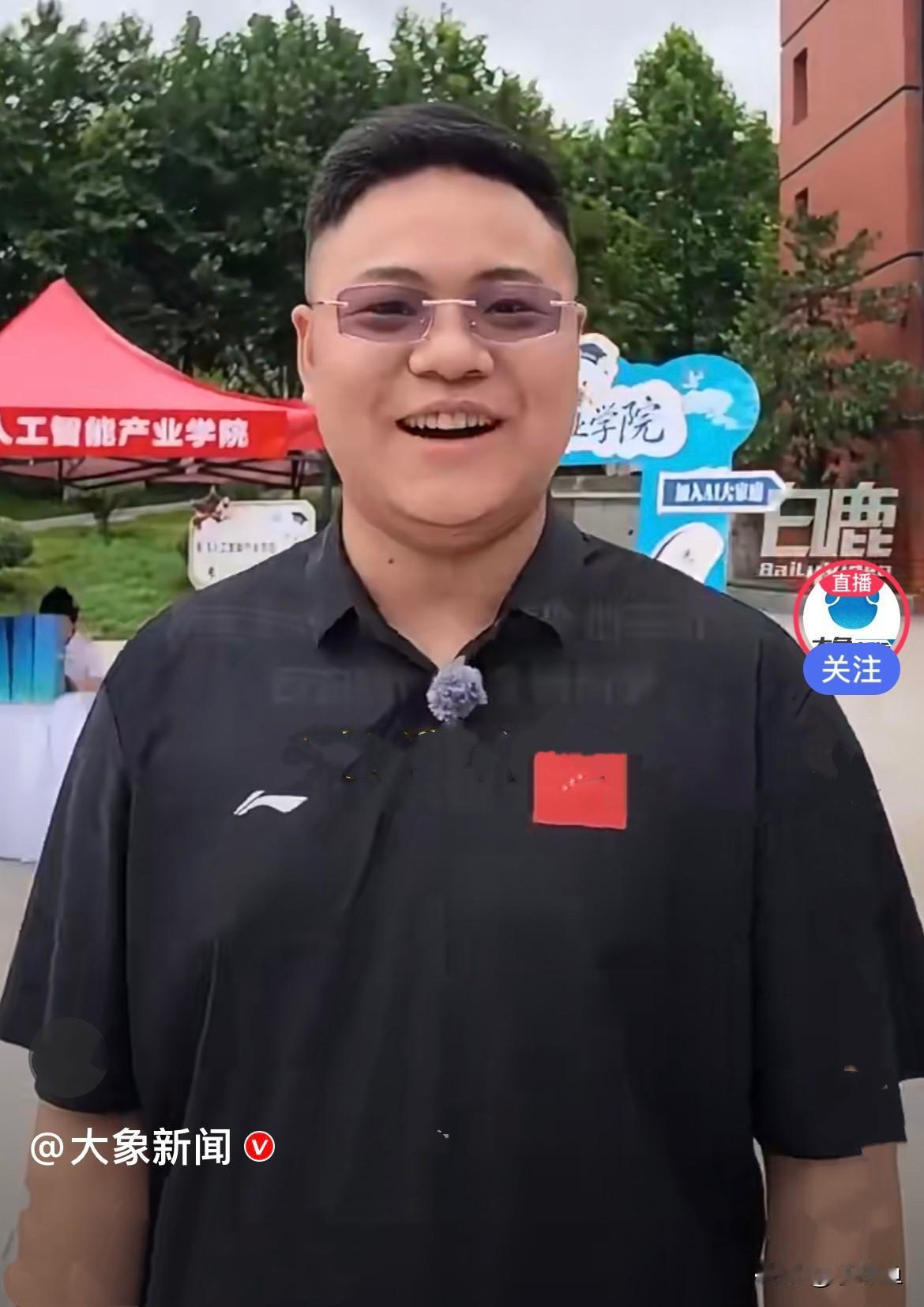 近日，陕西西安高校迎来新生报到，一名从宝鸡过来的小伙子，是艺术院校的大一新生，实