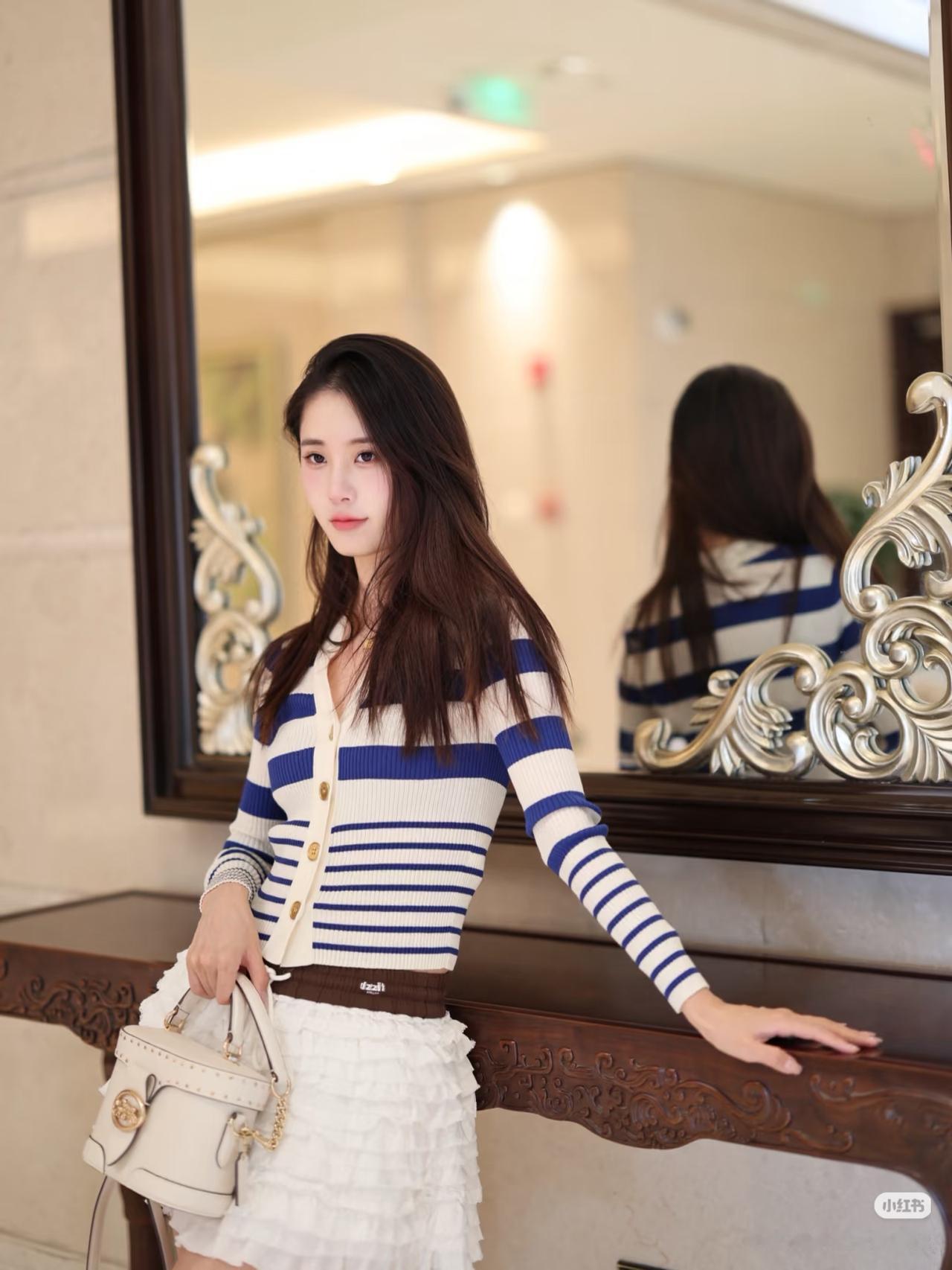 镜中人影，似水年华。