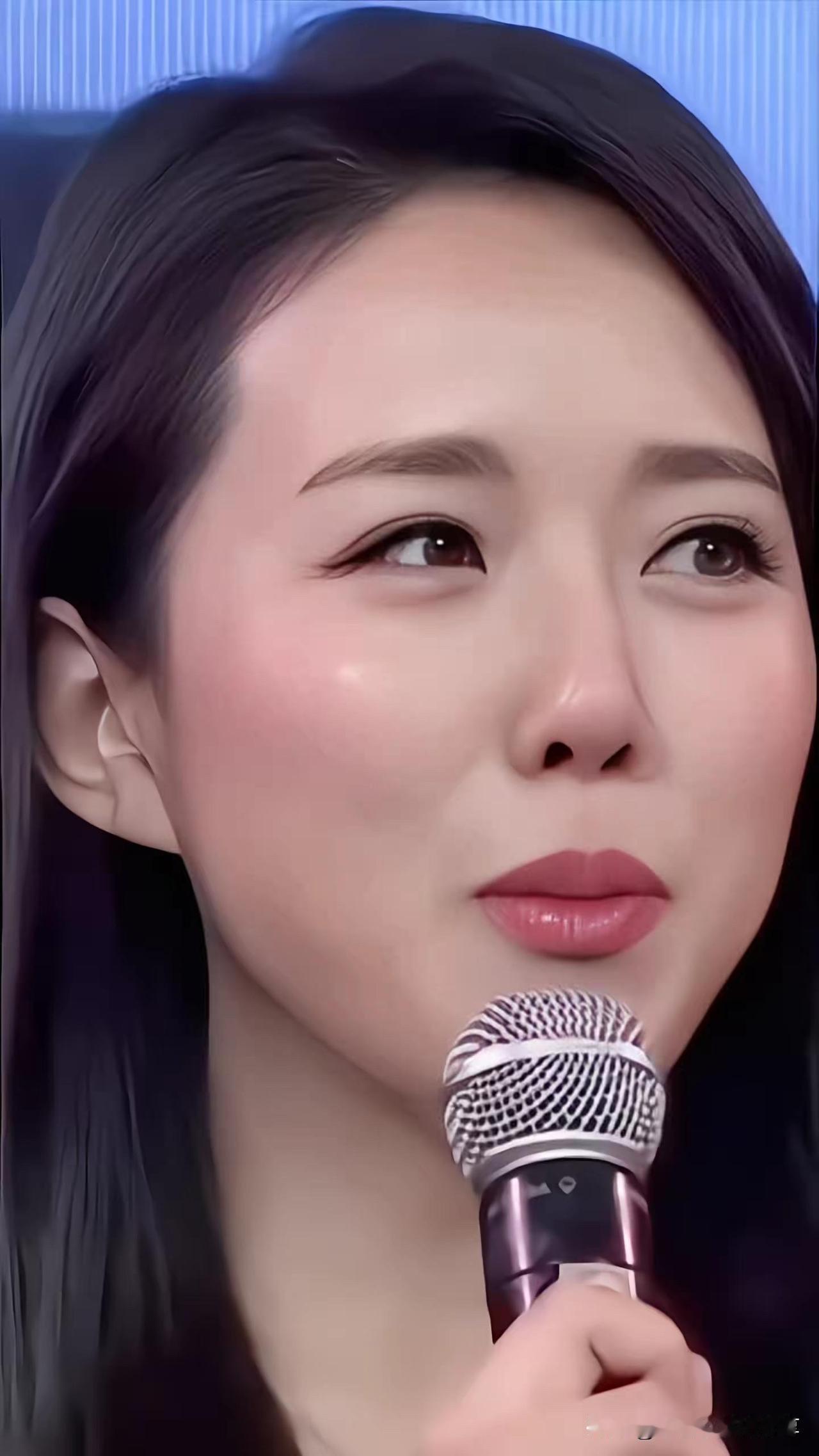 毕业于北京电影学院表演系的美女颜丹晨气质比李小冉好，颜值挺高的，怎么就一直红不起