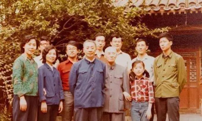 马未都和叶圣陶，一张罕见的合影，这张照片拍摄于上世纪80年代初，地点在北京叶圣陶