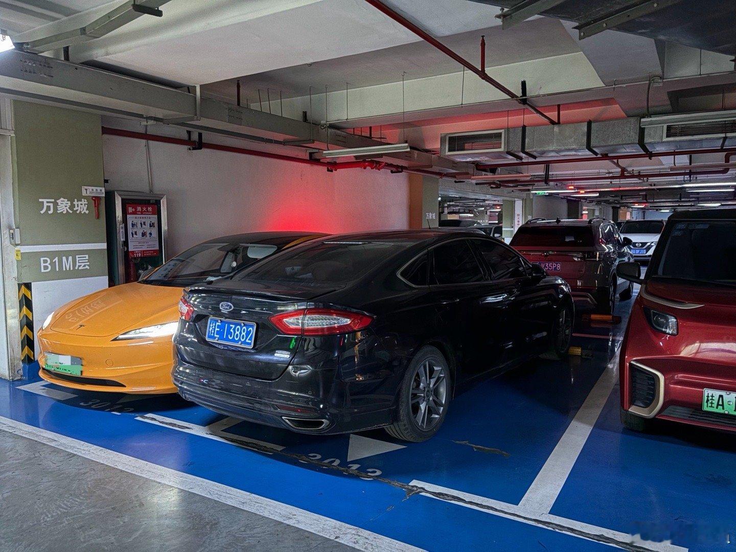 整层楼只剩下这个车位了靠，没有义务给他的车牌打码