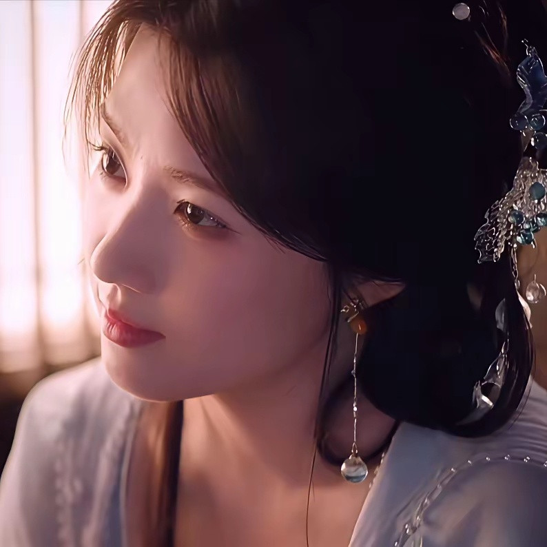 卢昱晓真是一个很神奇的艺人，艺人大部分都是不上镜的，但是她永远都是剧里比线下好看