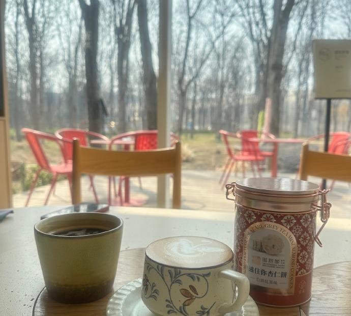 Belopark的咖啡味道真的就一般般，喝起来没啥惊喜。但寿司郎居然不用排队，