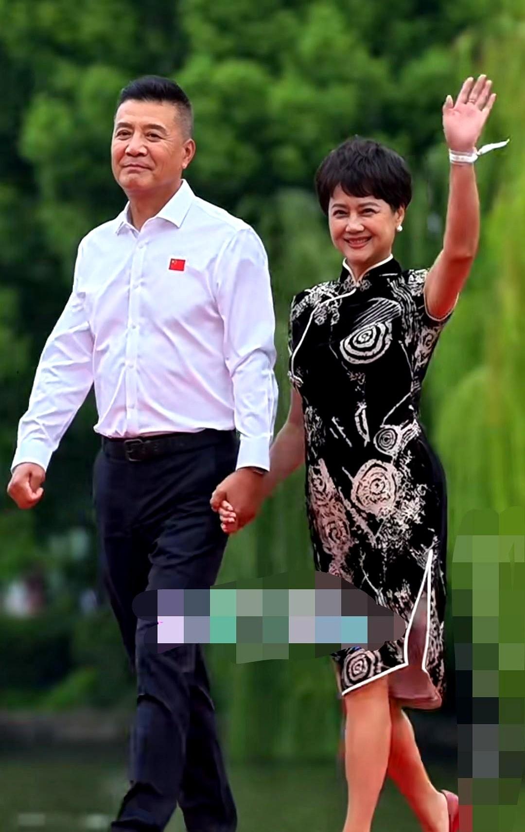 二婚27年零绯闻，这对有点东西。说的就是张国立和邓婕。俩人都是二婚，19