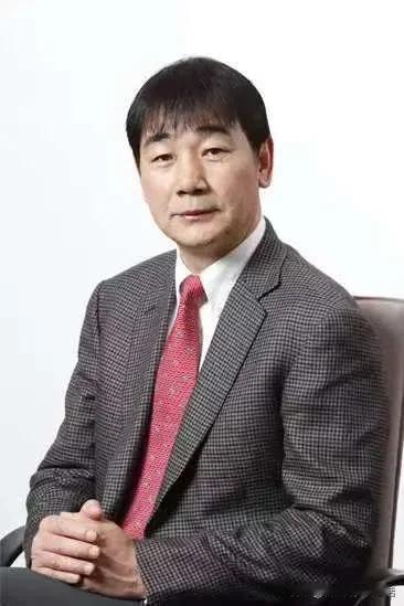 这是演员苗圃的丈夫陈义红，第一次大大方方的出现在了一家人的合照当中。因为他是非
