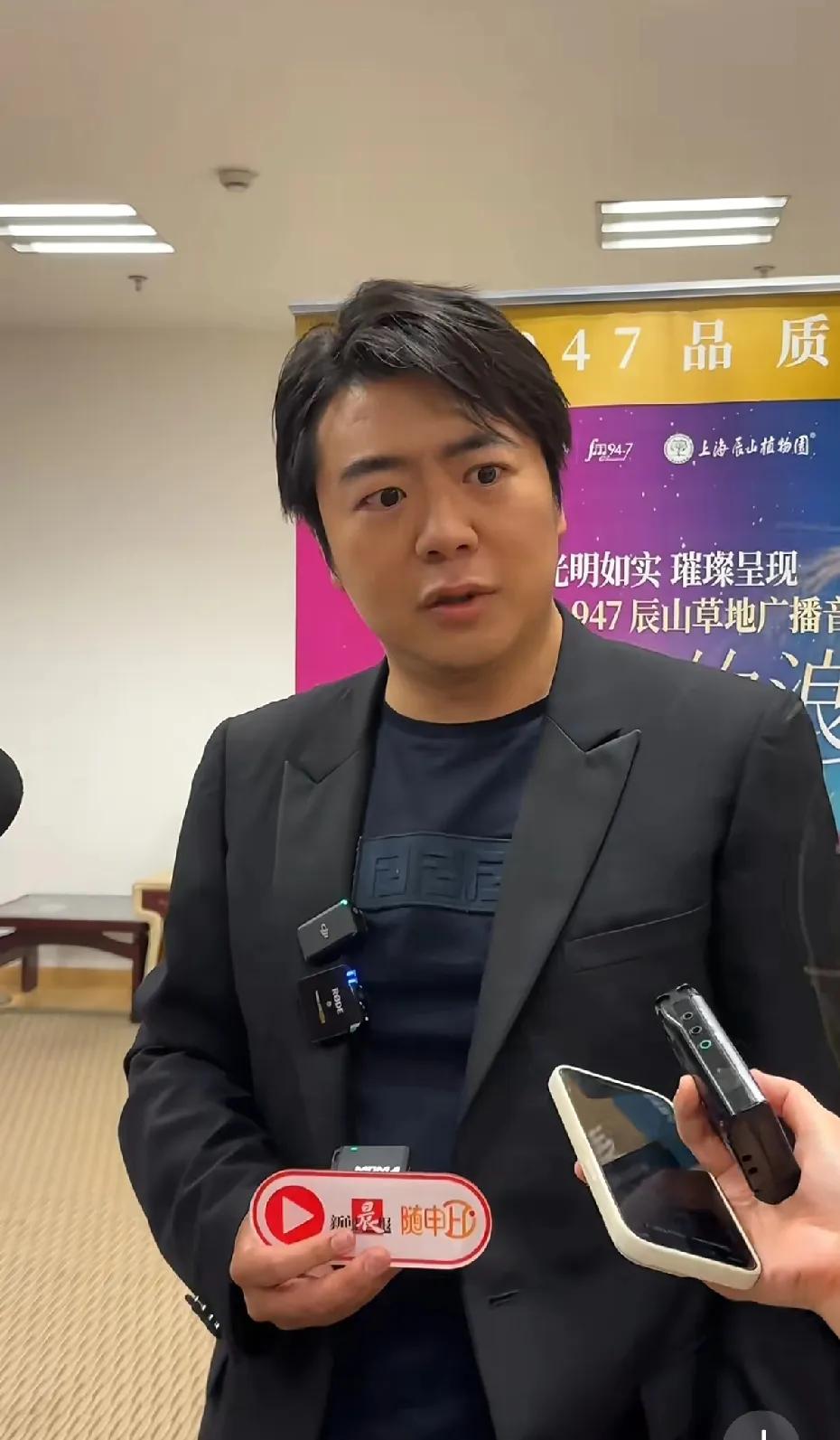 郎朗:儿子四岁了还没开始碰钢琴，喜欢架子鼓。还以为朗朗和吉娜生出来就是会弹琴的孩