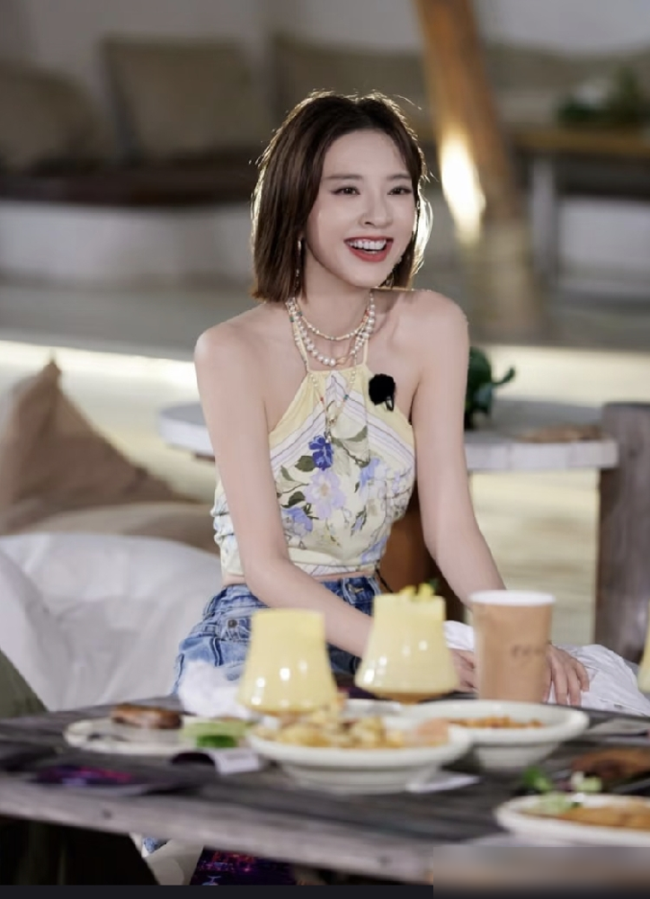 唐艺昕穿个背心出门，全网都在找她的妊娠纹，结果发现人家腰上光溜溜的，连点疲惫感都没有。这女人生完孩子