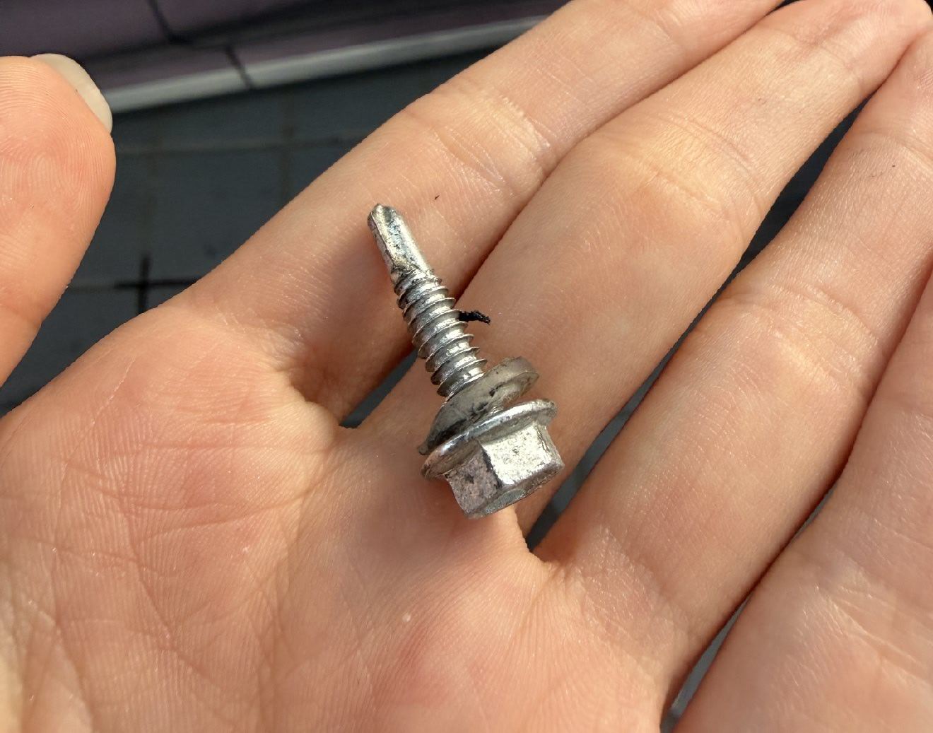 昨天轮胎扎了个螺丝钉。去补胎不给打蘑菇钉，说位置太偏了。简单这样塞了个东西，可以