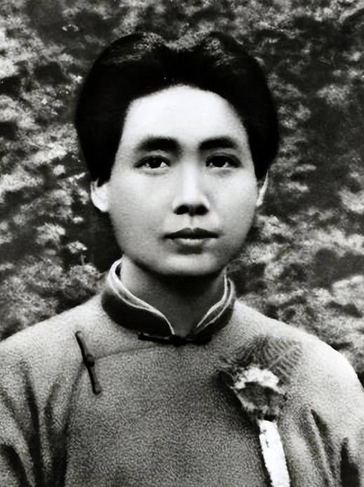 1925年的一个雨夜，湖南省财政厅厅长符定一紧急叩开毛主席的门，冒死送上25块大