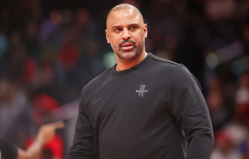 乌度卡真乃神人，看着卡佩拉把艾顿打的抬不起头，迅速把卡佩拉换下，导致火箭直接被翻