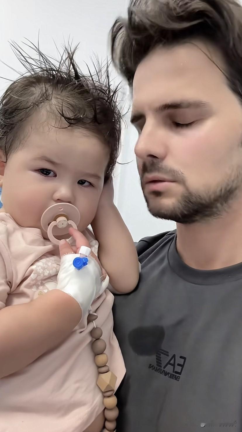 看看阿迪和孩子都成啥样了！孩子本来每天笑眯眯的，像个洋娃娃，现在眼睛都哭肿了，头