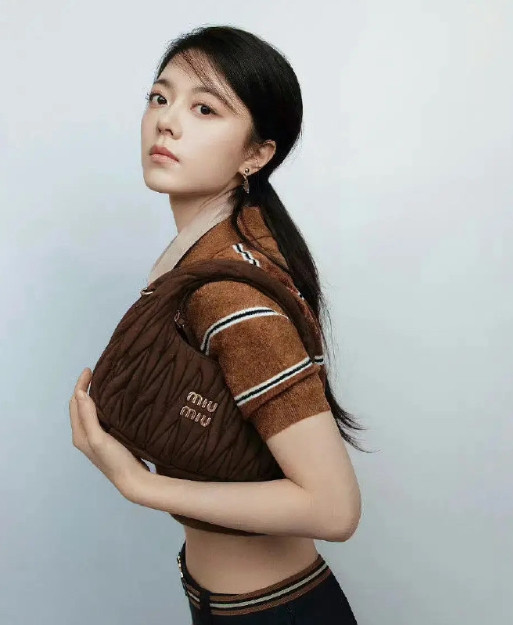我来说个大实话，其实miumiu这种品牌还是韩国女明星更加适配一些。尽管这个身材