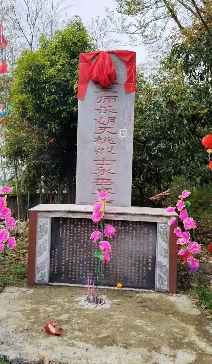 1935年，王耀武得知手下俘虏了一个红军师长，兴冲冲的跑过去准备审讯，可当他看到