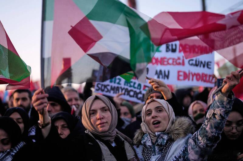 【土耳其民众声援巴勒斯坦！伊斯坦堡元旦大游行吸引50万人上街】海外新鲜事在新年