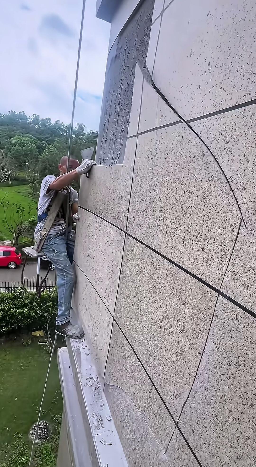 外墙仿石漆出现开裂，为何轻轻一撕就连抹灰层一同脱落？外墙施工的仿石漆面层生出了
