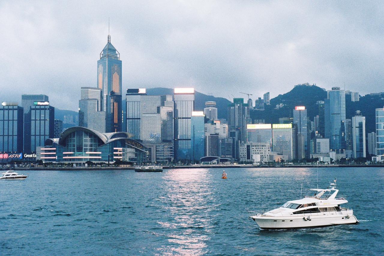 香港为什么老闹腾，澳门却稳如磐石？最大的反差其实藏在两本护照的含金量里。这背后