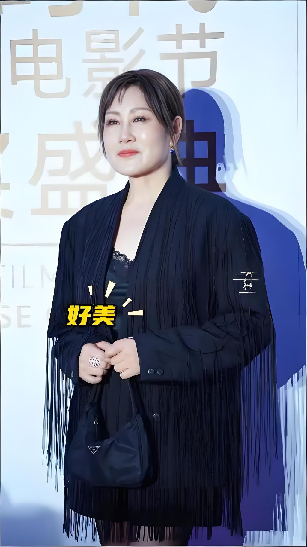 63岁的张凯丽换掉了留了12年的短发张凯丽在第六届新时代国际电影节上以新造型