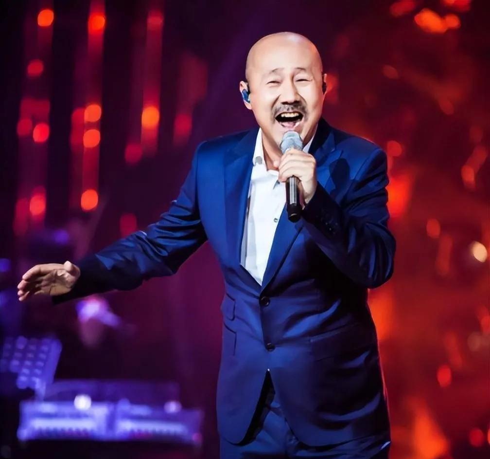 2000年的呼和浩特冬夜，腾格尔把那块陪伴多年的玉马塞进酒友怀里时，哈斯高娃正站